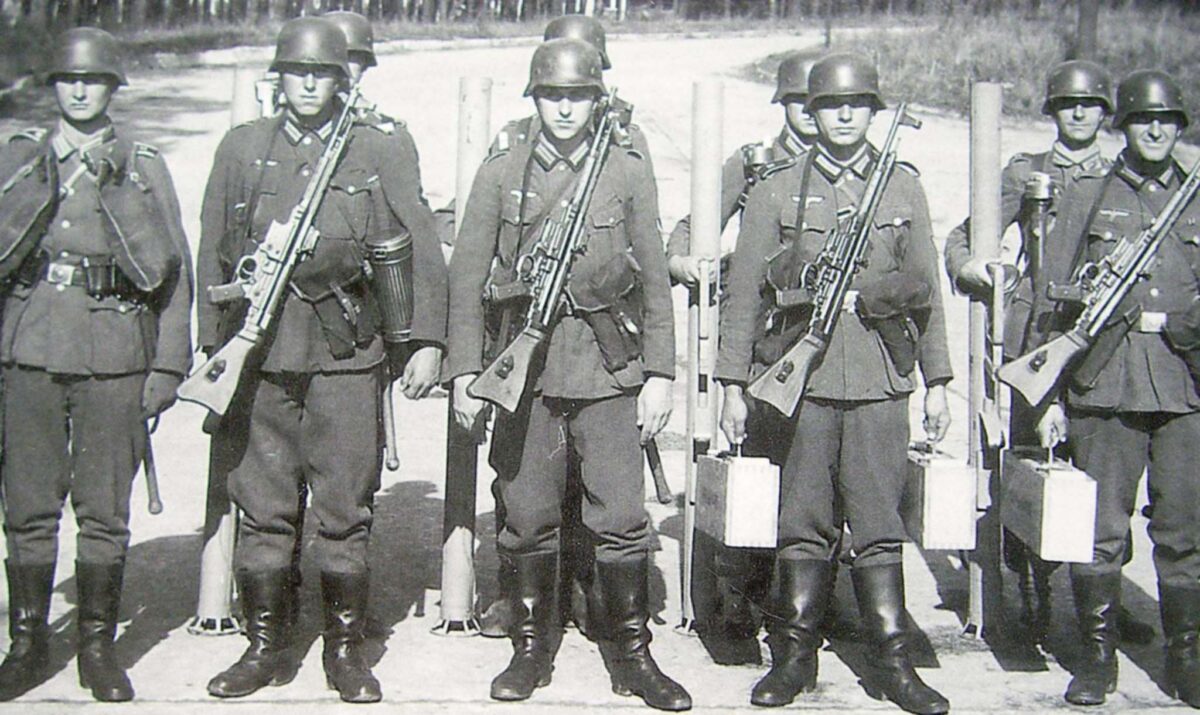 German STG-armed troops