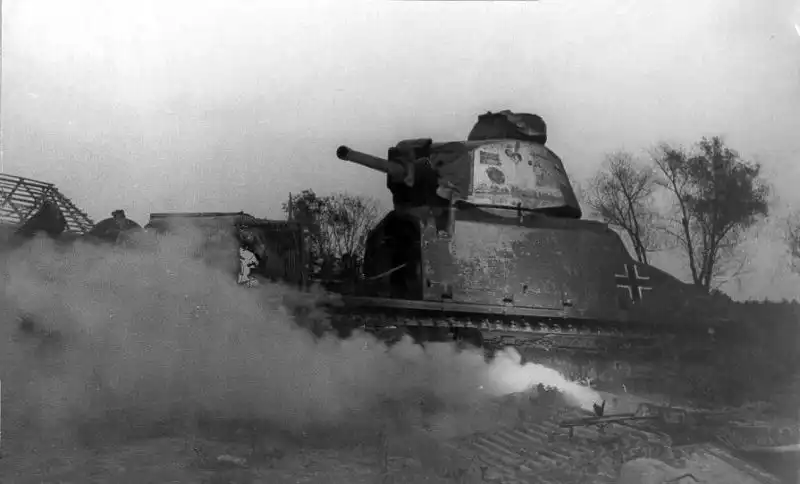 A burning trophy French Somua S35 tank with German Balkenkreuz markings on its right flank following a Soviet partisan ambush in 1943.