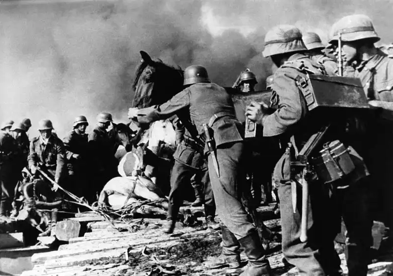 Chaotic German ferry crossing near the Eastern Front in the USSR, with MG 34 machine gun crew and disrupted river transport operations, summer 1942.