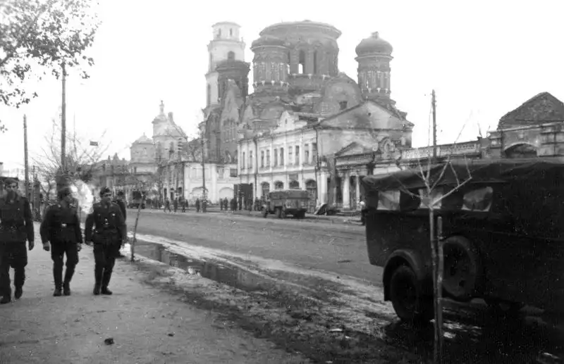 Wehrmacht soldiers walking through the historic center of the occupied city of Oryol in 1941.