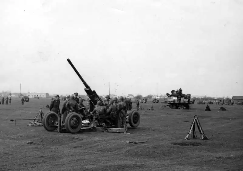 Polish 75 mm anti-aircraft gun wz. 36 with crew and Goertz acoustic locator on Pole Mokotowskie field in Warsaw 1939.