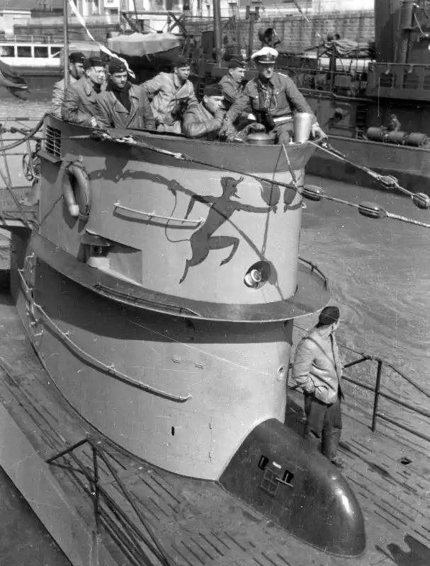 German submarine U-552 "Red Devil" returning to Saint-Nazaire after its first combat patrol with commander Erich Topp standing on the conning tower.