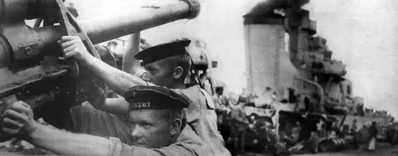 Loading of a Soviet 76mm F-22 gun onto the destroyer leader “Tashkent” before her final mission to Sevastopol