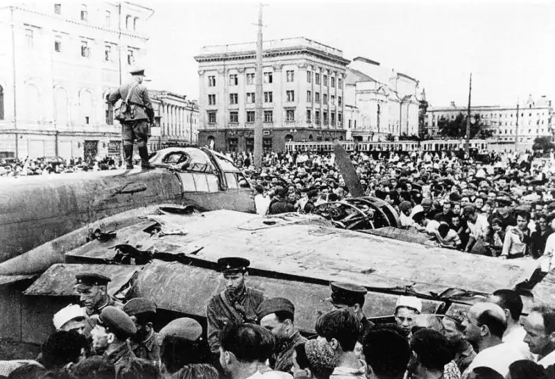 Junkers Ju 88 reconnaissance aircraft F6+AK, shot down near Istra, displayed in central Moscow as a wartime trophy.