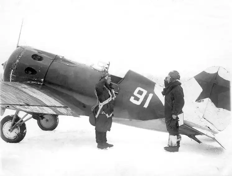 Commander I.A. Ivanenkov (right) of the 728th IAP hears a mission report from I-16 pilot Denisov during winter operations on the Kalinin Front.