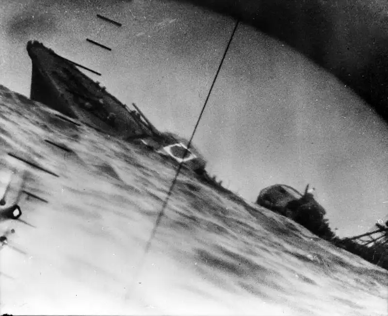 Periscope view of a torpedo attack hitting Japanese destroyer Yamakaze, Pacific Ocean, 1942