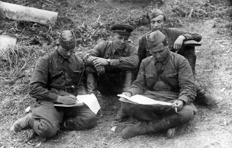 Major Nikolai Syromyatnikov, Chief of Communications, assigns tasks to Red Army signalmen near Dorohobuz, 1941, showcasing Soviet communication efforts during World War II.