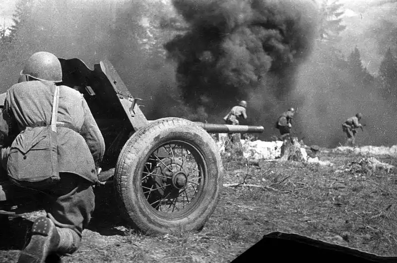 Red Army soldiers advancing under smoke and 45 mm artillery support against Wehrmacht positions, USSR, July 1943