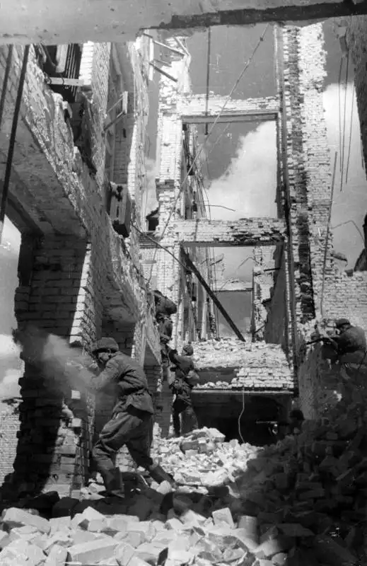 Soviet infantry engaged in street fighting with Wehrmacht forces in the ruins of Stalingrad, autumn 1942.