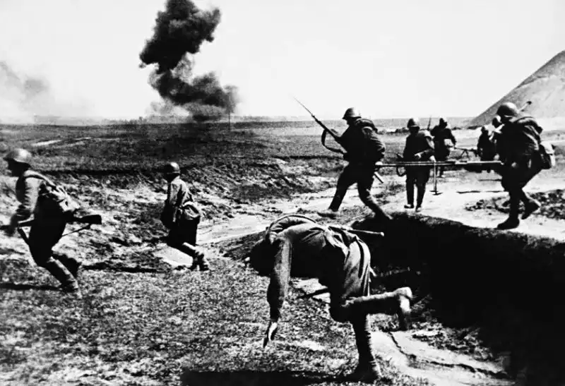 Soviet PTRD-41 anti-tank rifle team advancing into battle near Shakhty during fighting on the Eastern Front in 1942.