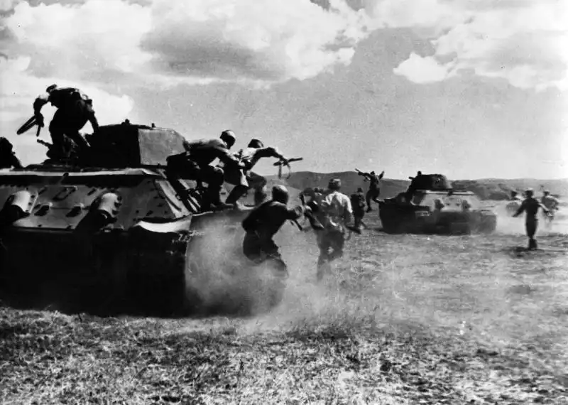 Red Army soldiers of the 2nd Guards Rifle Division assault German Blue Line fortifications on the Taman Peninsula, autumn 1943, supported by tanks of the 51st Tank Regiment.