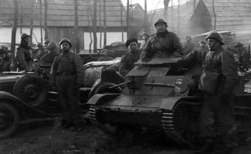 Black and white archival photo by Tadeusz Siemianowski showing a Polish TK-3 tankette and military vehicles in Jurgów, November 1938.