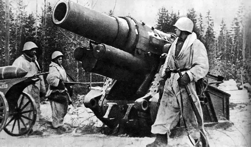 Captured 305mm M16 heavy mortar used by German forces during the Siege of Leningrad, seized by Soviet troops during Operation Iskra, January 1943
