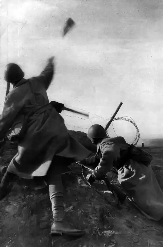 Soviet Soldier Throwing RGD-33 Grenade in Close Combat — Eastern Front, 1943