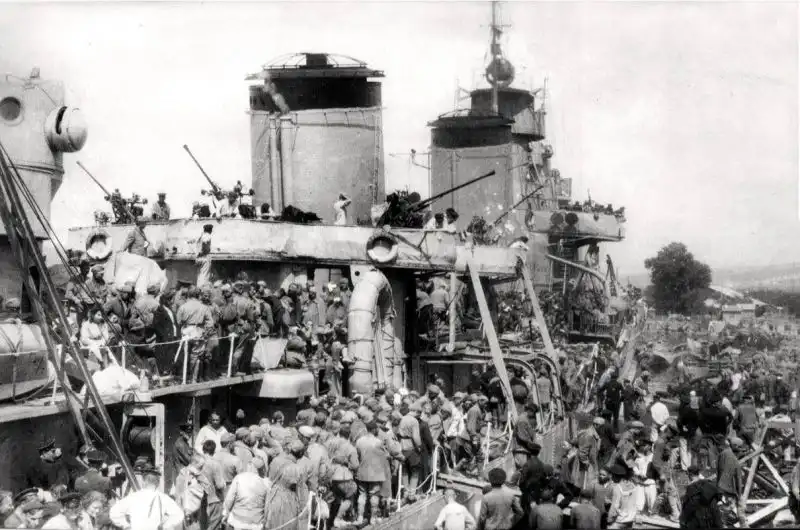 Leader Destroyer "Tashkent" disembarking wounded soldiers and civilians in Novorossiysk, after facing continuous German bombings, June 1942.