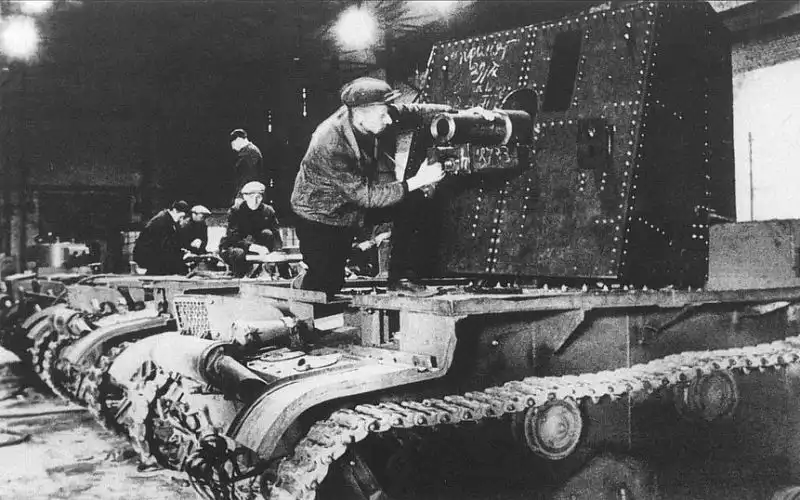A rare SU-T-26 self-propelled gun, converted from a T-26 tank with a 76mm cannon, emerges from the Kirov Plant during the Siege of Leningrad, 1941