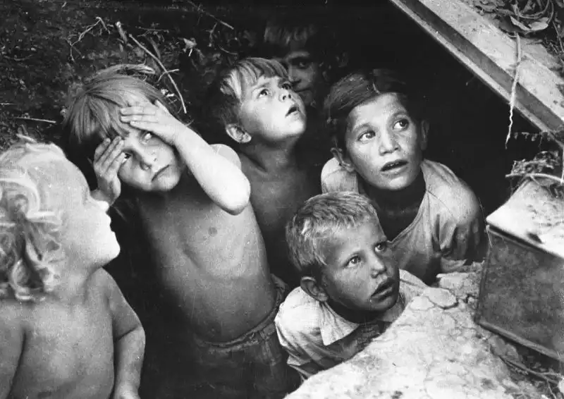 Shocking image of Russian children hiding in a makeshift shelter during Nazi air raids in Chișinău, Moldova. Taken on June 29, 1941, in the early days of Operation Barbarossa.