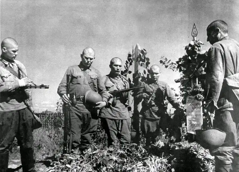 Soviet soldiers mourn fallen officer Nikolai Smyslov near Voronezh, 1942