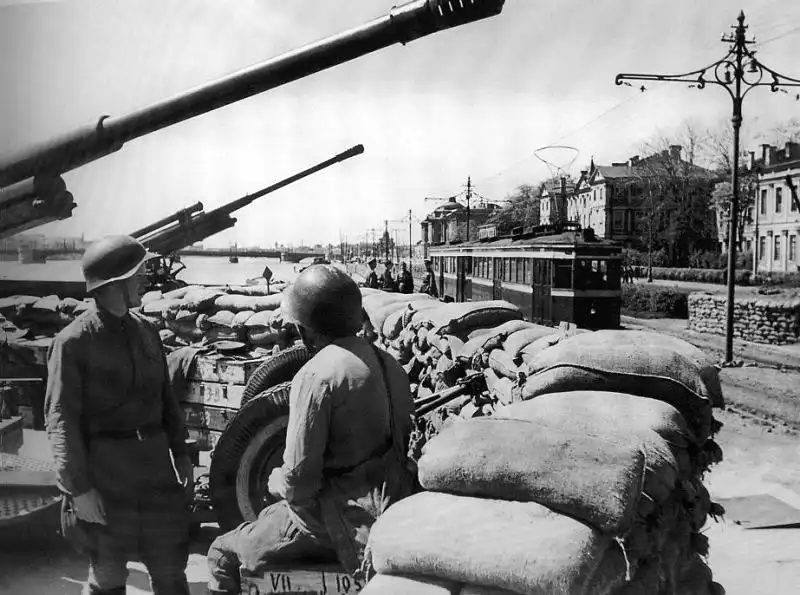 Soviet 85mm 52-K anti-aircraft guns deployed on the Neva embankment in besieged Leningrad defending against Luftwaffe air raids, June 1942