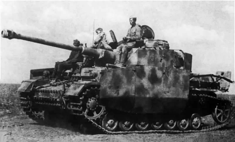 Red Army soldiers inspecting a captured German Panzer IV Ausf. G medium tank on the Eastern Front in 1943.