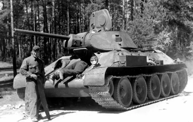 Captured Soviet T-34-76 medium tank by the Nazis, showing an early model T-34, with roadwheels and missing machine gun in summer 1941.