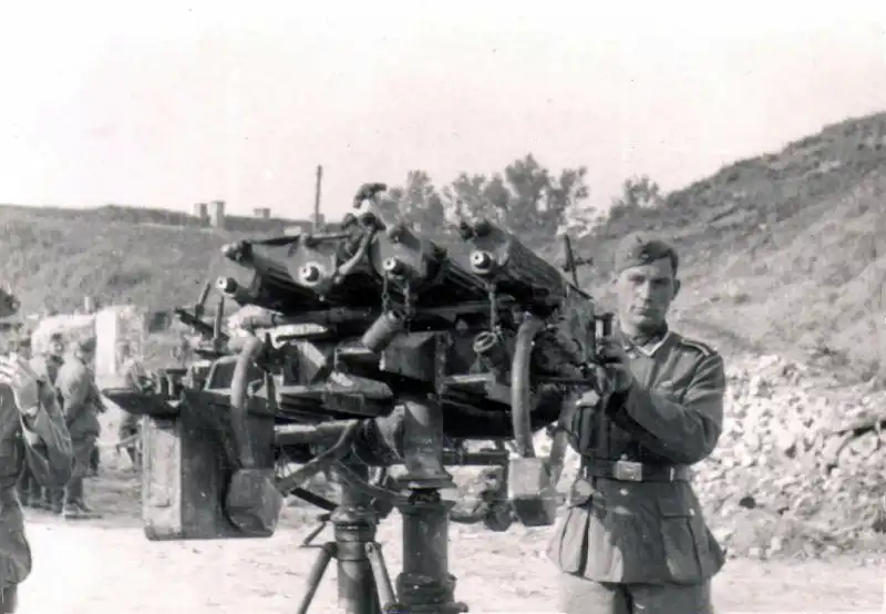 German soldier posing with a captured Soviet quad Maxim M4 anti-aircraft gun mount in Brest Fortress, July 1941.