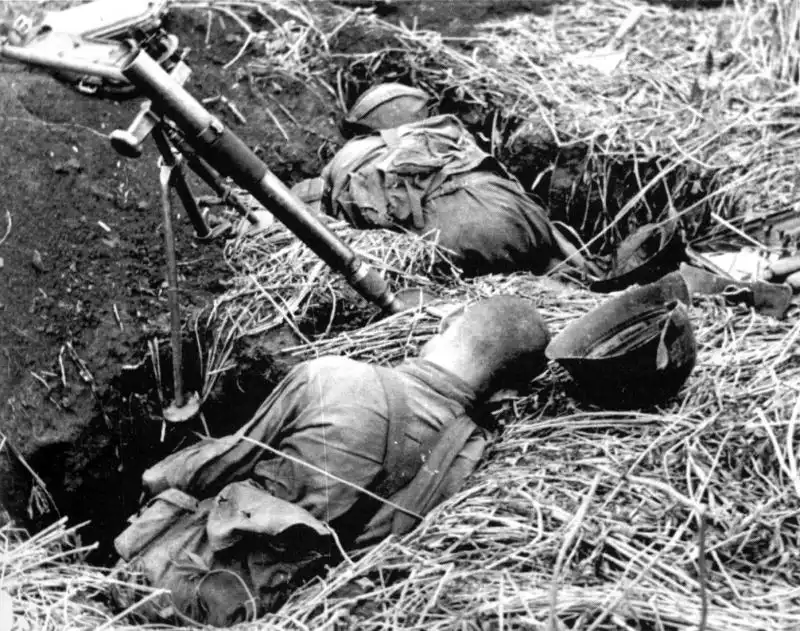 Dead Soviet Mortar Crew and 50mm Model 1938 Infantry Mortar