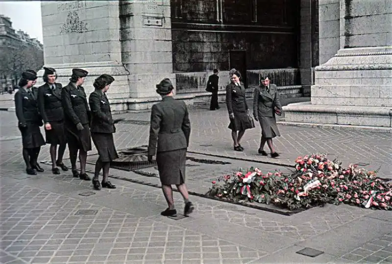 German female military auxiliaries near the Tomb of the Unknown Soldier beneath the Arc de Triomphe in occupied Paris, 1943 color WWII photograph