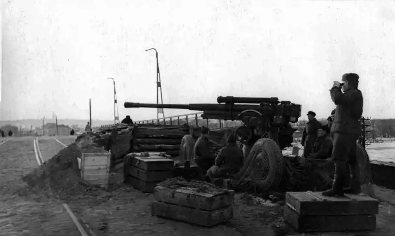 Soviet 85 mm 52-K anti-aircraft gun in a prepared firing position on Proletarsky Bridge in Tula during the Battle of Moscow, October 1941.