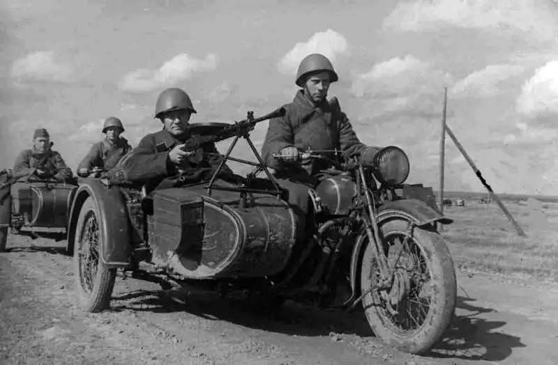 Column of Soviet TIZ AM-600 motorcycles with DP machine guns advancing toward the front on the Leningrad Front in autumn 1941.