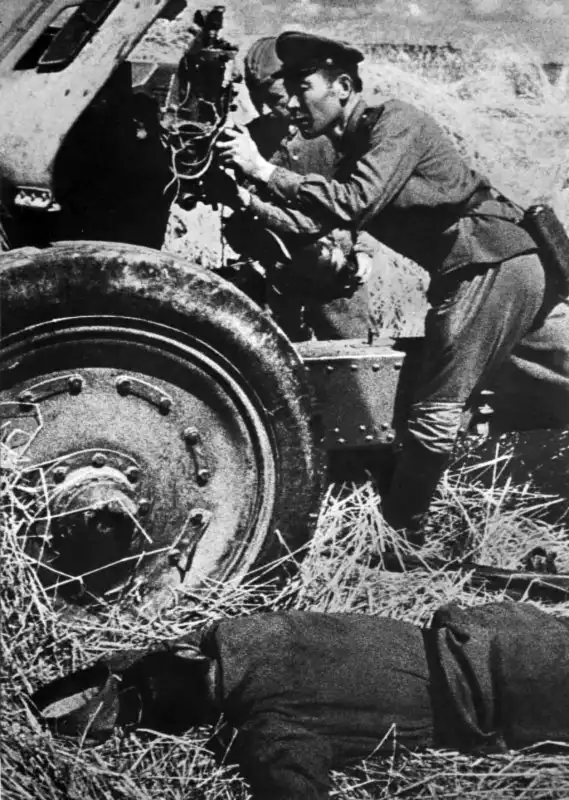 Kazakh officer Major Baltabek Zhetpysbayev and Russian gunner Sgt. Trofim Shalayev man a 122mm M-30 howitzer under fire during the battle for Lithuania