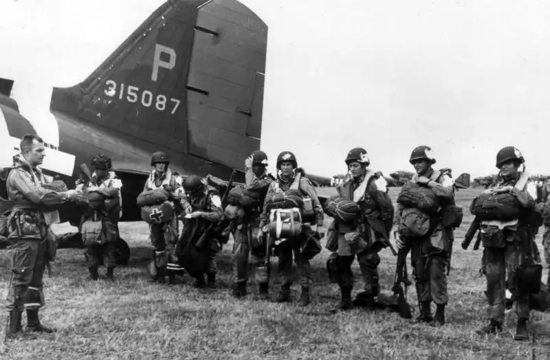 Paratroopers of the U.S. 101st Airborne Division ("Screaming Eagles") receive final instructions