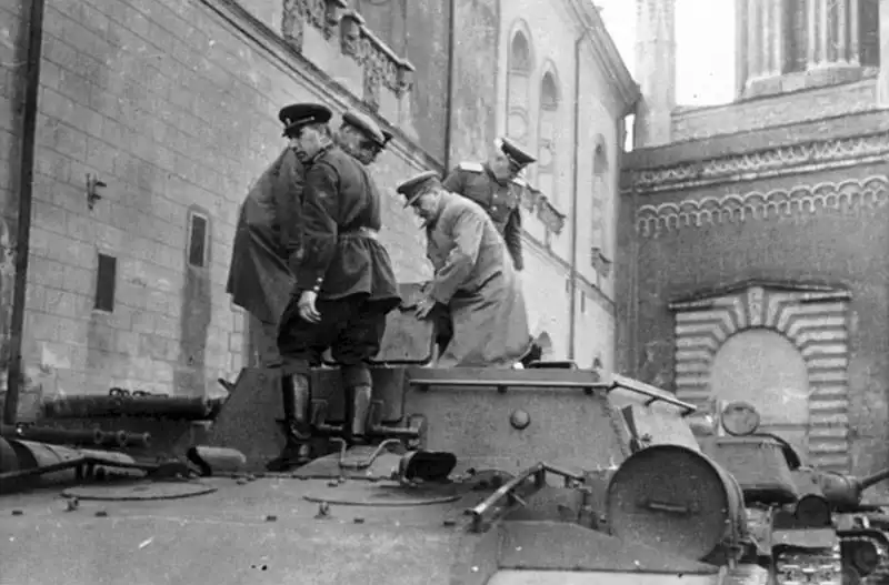 Joseph Stalin climbing onto the roof casemate of a SU-152 assault gun to inspect the commander hatch in the Kremlin, August 1943.