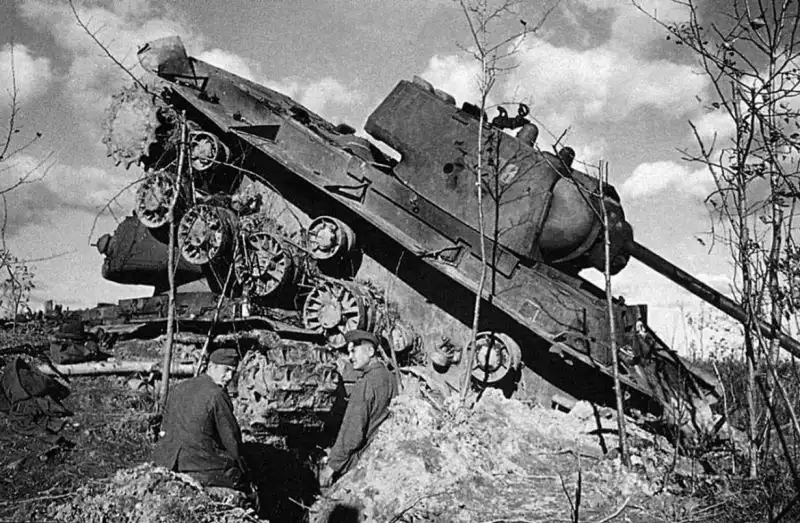 Destroyed Soviet KV-1 tanks and posing Wehrmacht soldiers — a grim snapshot from the Eastern Front, 1942.