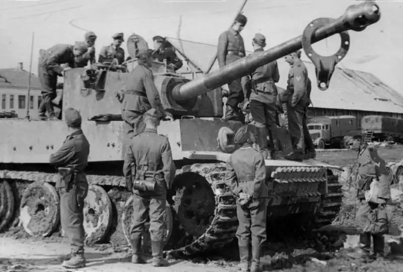 German troops inspect and attempt to repair Tiger I tanks shortly after their arrival near Leningrad. Most suffered mechanical failures even before entering combat.