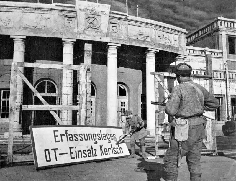 WWII photo of soldiers of the 2nd Guards Tamanskaya Division removing Nazi signage at the Engels Club in Kerch, Crimea, April 1944, during the city’s liberation.