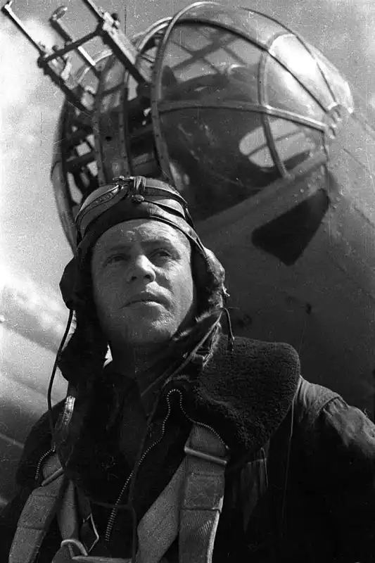 Senior Lieutenant Osipov, navigator from Ivan Polbin’s crew, posing by the SB bomber turret, USSR, 17 August 1941