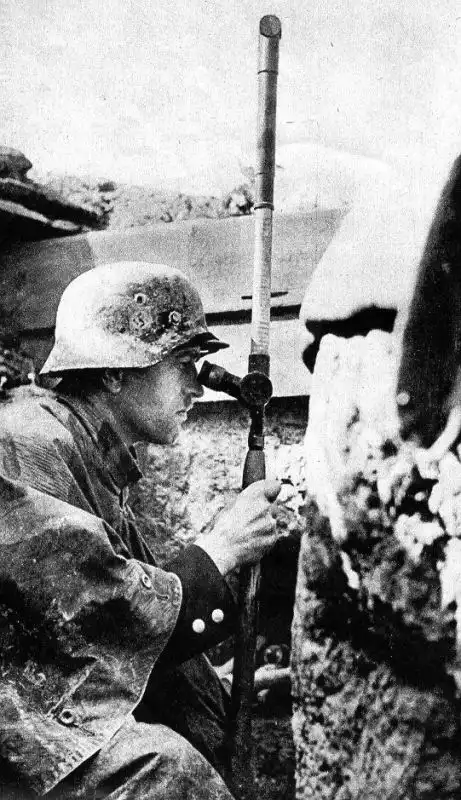 German artillery observer wearing an M40 helmet and camouflage smock uses a trench periscope near besieged Leningrad in 1942 while monitoring Soviet positions and avoiding sniper fire.