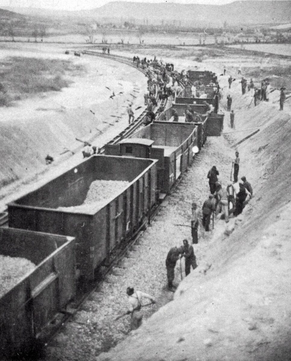 Schwerer Gustav, The 80-cm-Kanone (E) was a massive railway…