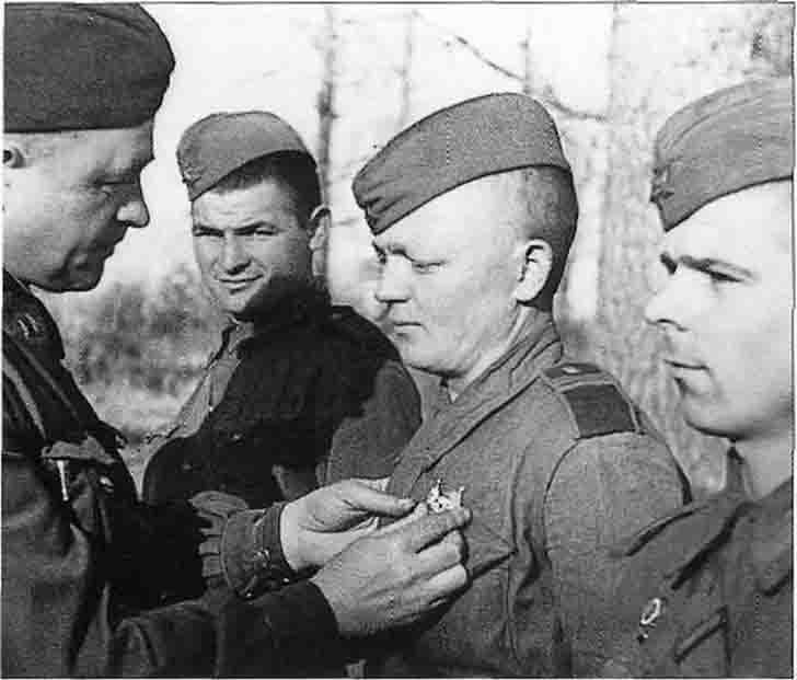 Awarding the Order to the sergeant of the Red Army