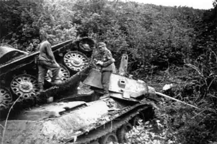 Gebirgsjäger and destroyed T-34-76 medium tanks