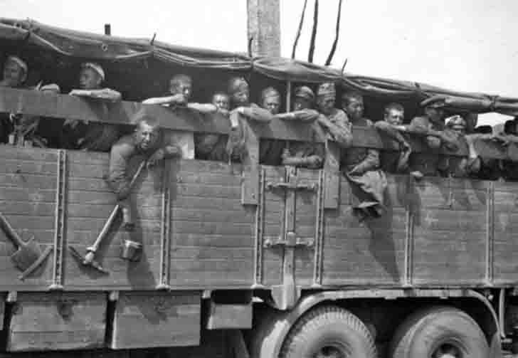 Soviet prisoners of war in the Büssing-NAG type 900 German truck