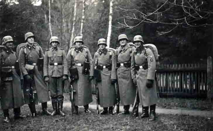 Waffen SS soldiers with Erma EMP 35 submachine gun