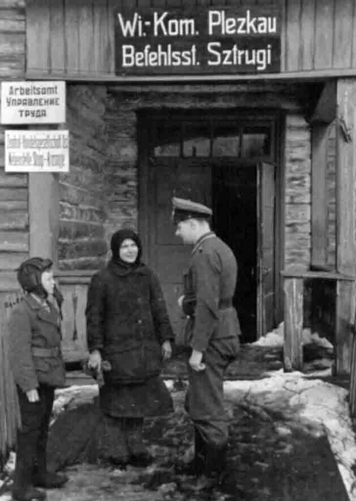 Translator Kostya Slonov and Unteroffiziere of the Wehrmacht