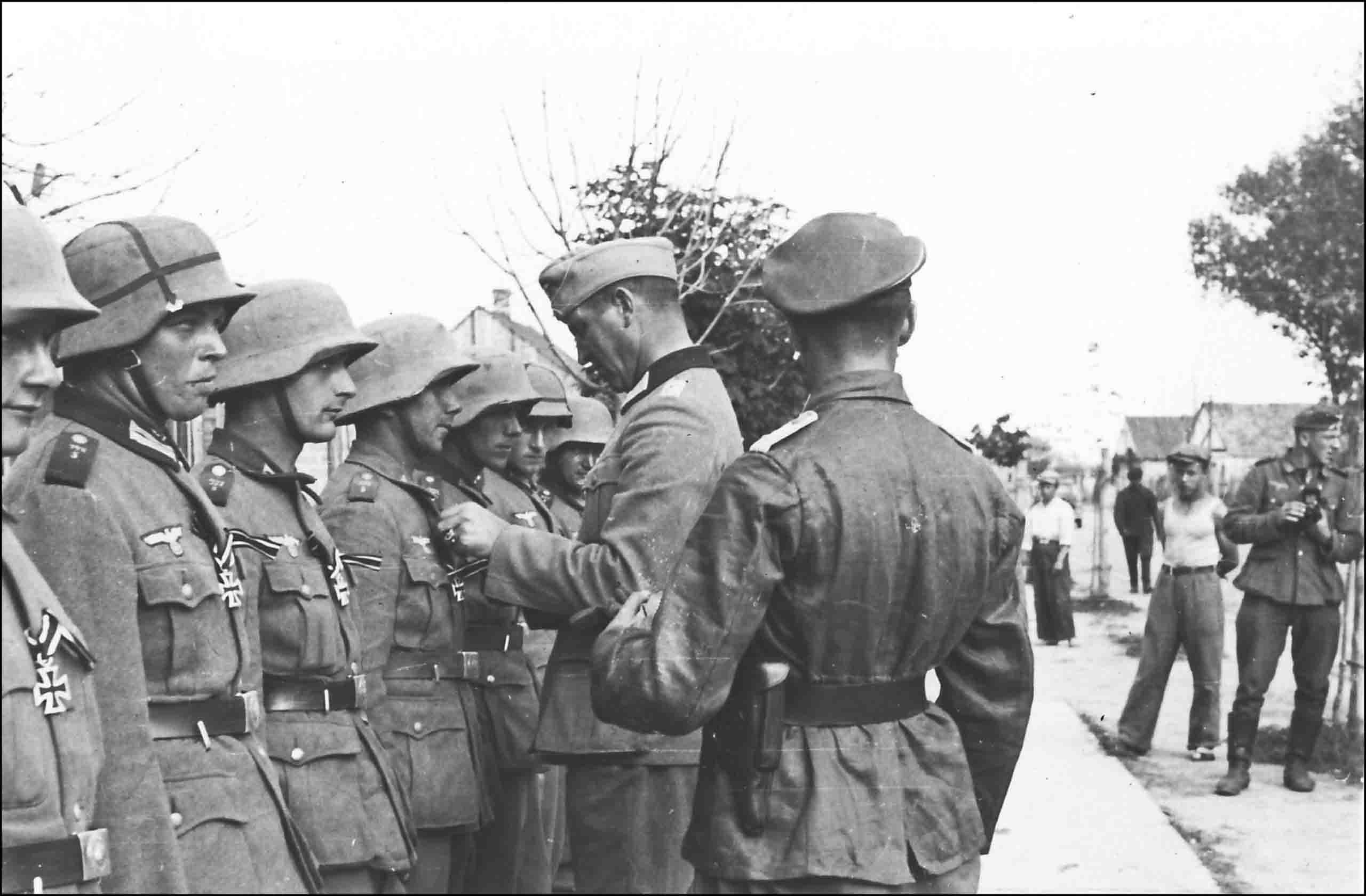 Wehrmacht exhibition. Награждение третьего рейха вторая мировая. Награждение солдат вермахта крестом.
