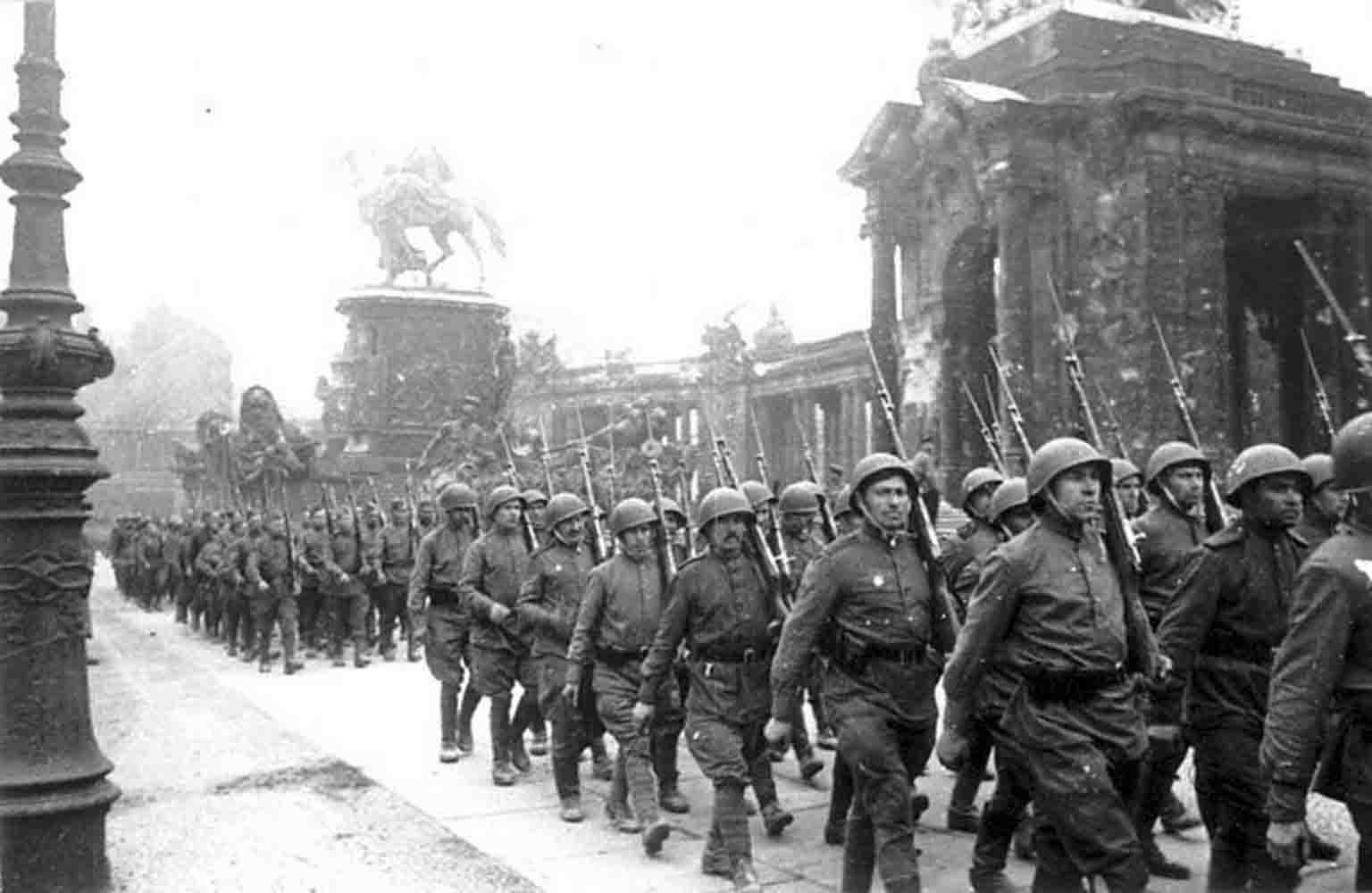konservativ balkon halvleder World War 2 - Infantry of the Red Army marching through the streets of  Berlin