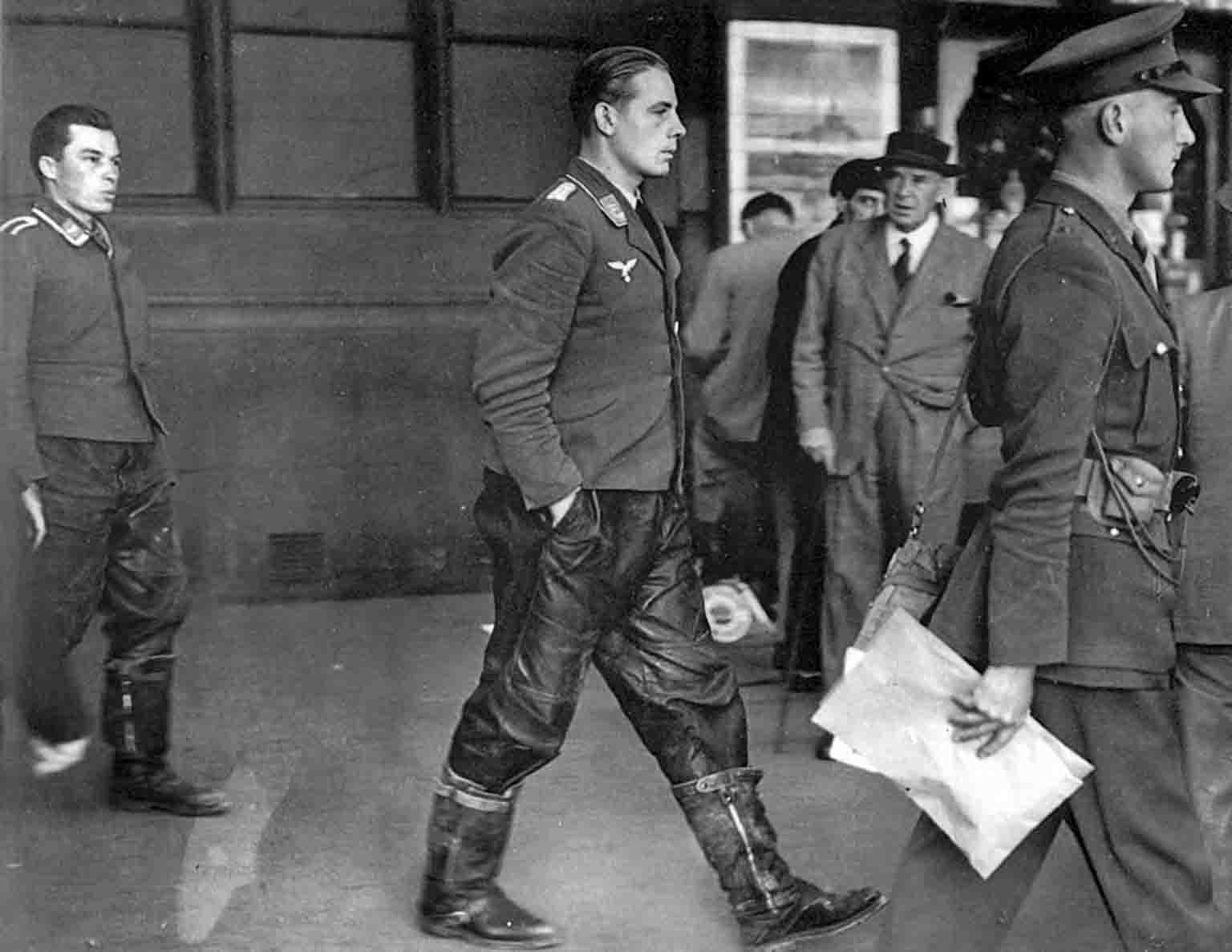 Великобритания во времена второй мировой. Пленные пилоты Люфтваффе. Пилоты Люфтваффе 1940 года. Лондон 1940 год. Пленные немецкие летчики.