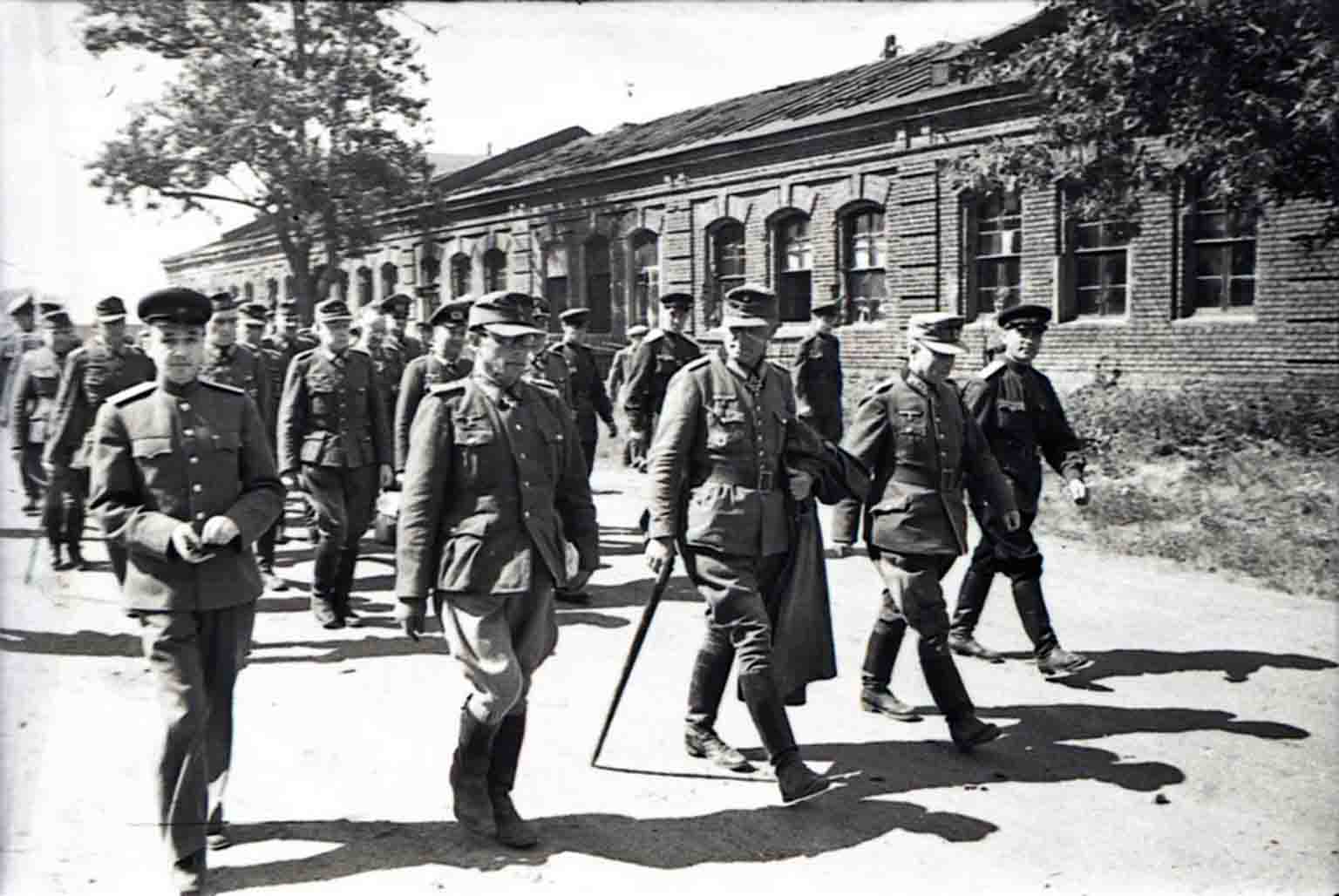 В 1944 году генерал. 17 Июля 1944 парад военнопленных в Москве. Парад пленных немцев в Москве 1945. Пленные немцы в Москве 1944. Парад немецких военнопленных в Москве 1944.