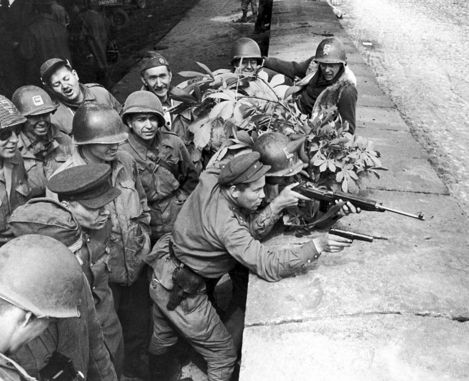 25 апреля 1945 г. Торгау 1945. Встреча в Торгау 1945. Солдаты СССР И США встреча на Эльбе.
