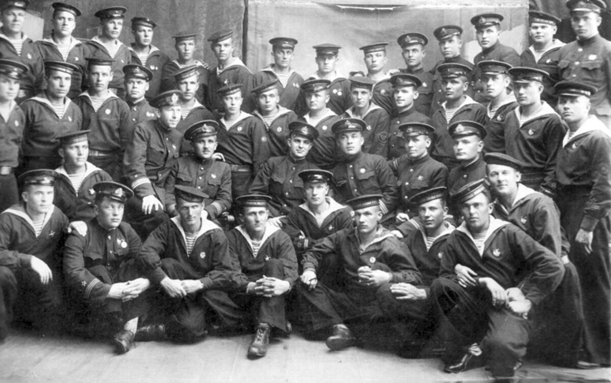 Crew of the submarine S-7